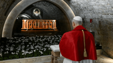 Papa reza no túmulo de São Charbel pelo Líbano e pela paz no mundo
