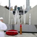 Papa Leão XIV reza em silêncio no Porto de Beirute