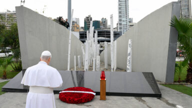 Papa Leão XIV reza em silêncio no Porto de Beirute
