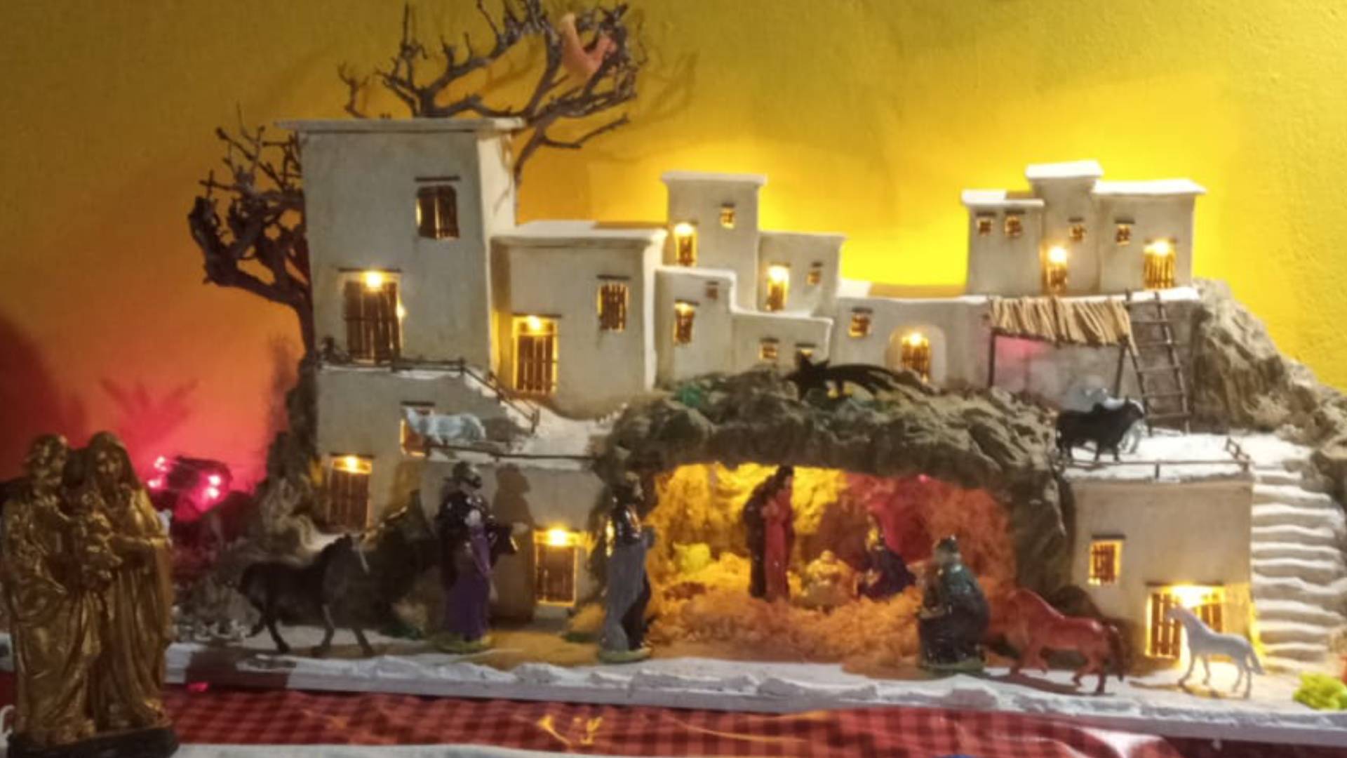 Presépio construído por um jovem casal de Lorena Presépio construído por um jovem casal mostra um estábulo rodeado por uma pequena cidade toda branca e iluminada