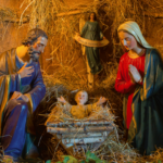 Presépio com a Sagrada Família: Menino Jesus na manjedoura, Maria e José em adoração, símbolo do nascimento de Cristo