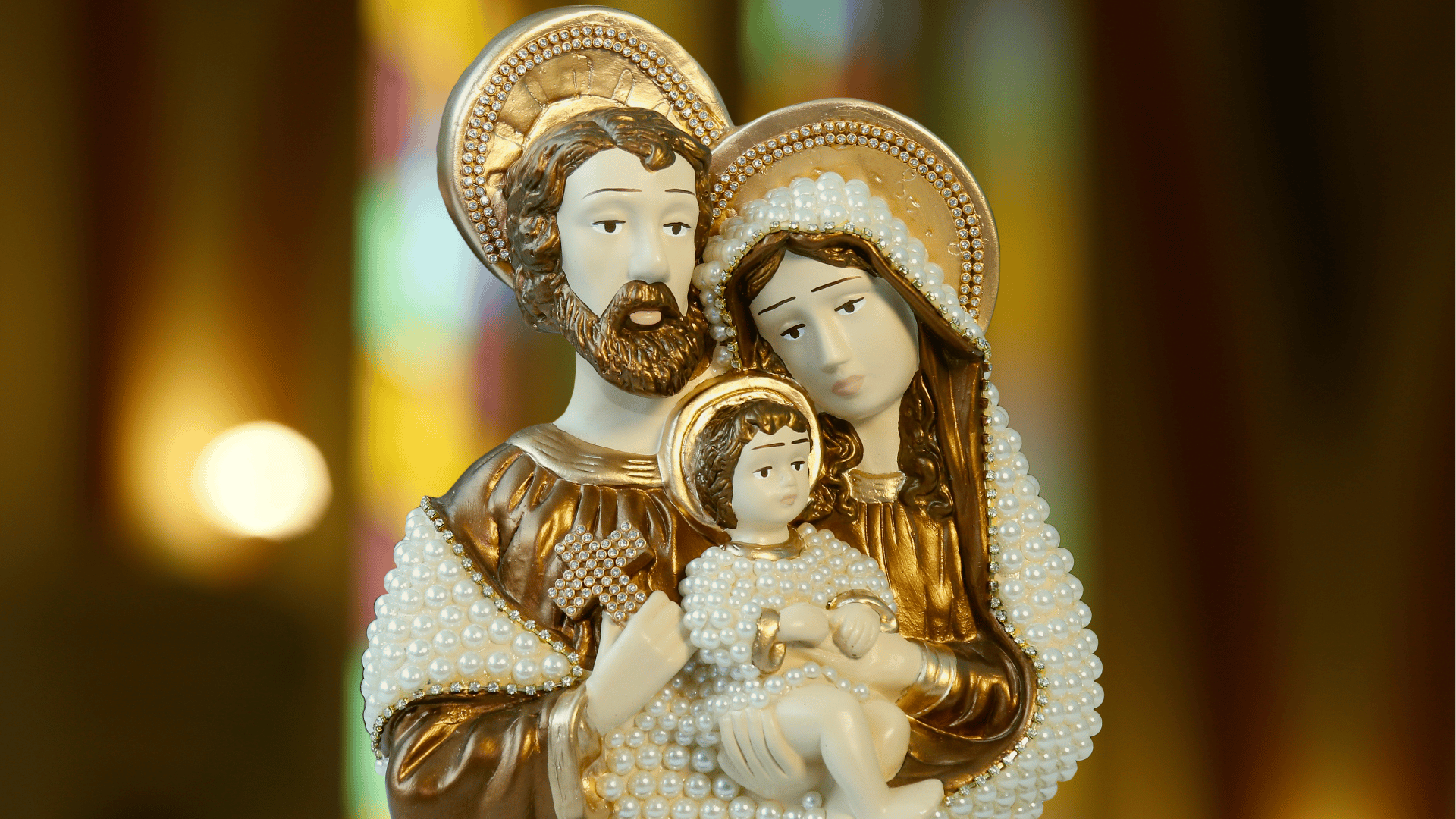 Imagem da Sagrada Família - José, Maria e o Menino Jesus, com detalhes em pérolas