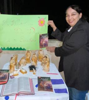 Valéria Guimarâes Imagem mostra entrevistada, Valéria Guimarâes, junto ao presépio