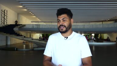 Jovem humilde supera várias barreiras e vira diplomata