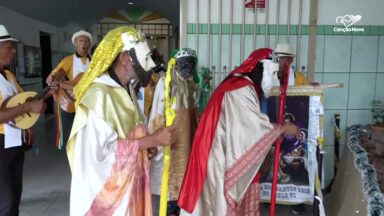 Em MG, Folia de Reis atravessa gerações e celebra os Reis Magos