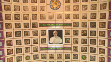 Igreja atrai visitantes com pinturas no teto dos 267 papas