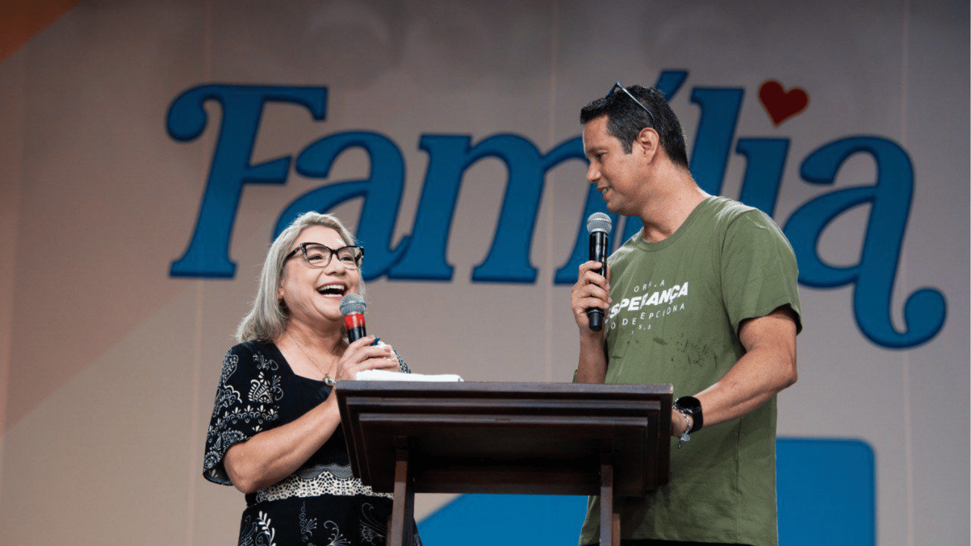 Missionários conduzem pregação no Acampamento para Famílias, falando ao público no palco do Rincão do Meu Senhor, na sede da Comunidade Canção Nova.