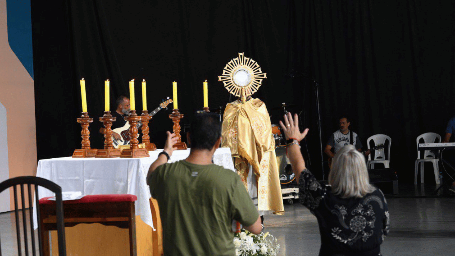 Fiéis participam de momento de Adoração ao Santíssimo Sacramento durante o Acampamento para Famílias, no Rincão do Meu Senhor, na sede da Comunidade Canção Nova.