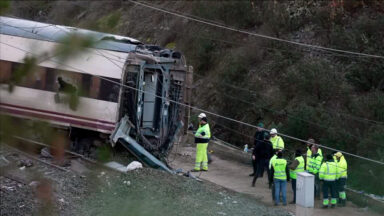 Buscas e resgate continuam em local do acidente ferroviário na Espanha