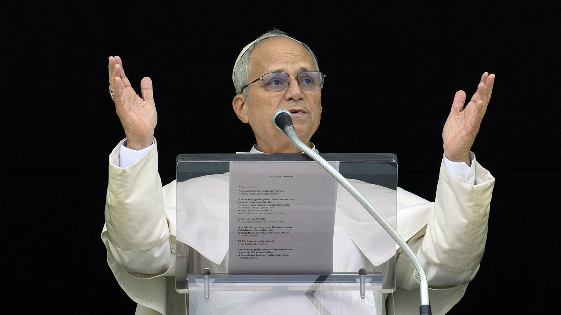 De braços abertos em frente a um microfone, em suas tradicionais vestimentas, o Papa Leão XIV celebrou a tradicional oração mariana do Angelus