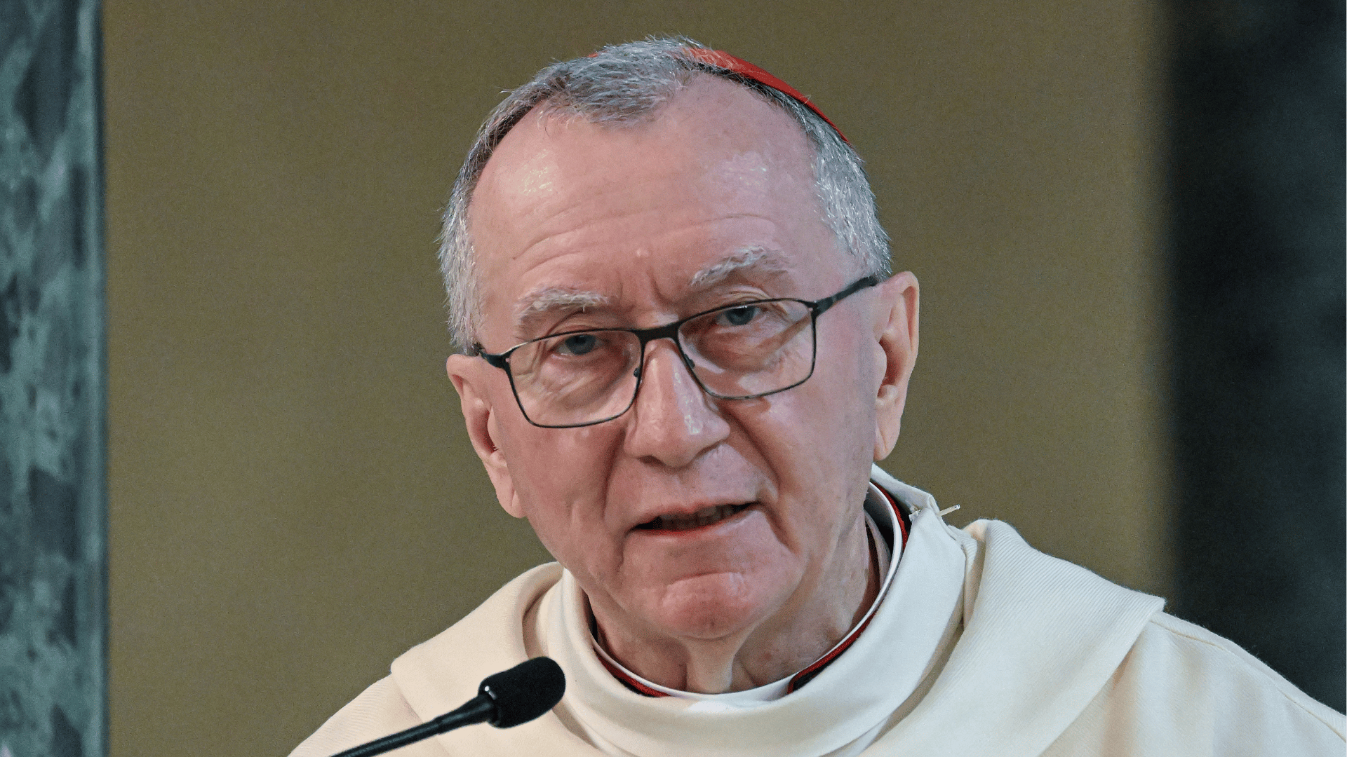 Cardeal Parolin com veste litúrgica branca fala ao microfone durante Santa Missa realizada neste sábado, 17