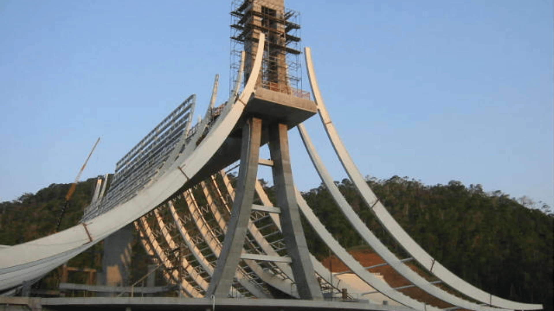 Estrutura em construção do Santuário Santa Paulina, em Nova Trento (SC), com destaque para as grandes vigas curvas de concreto que compõem a arquitetura do templo.