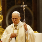Vaticano traz detalhes da nova cruz pastoral do Papa Leão XIV