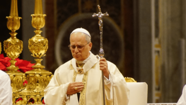 Vaticano traz detalhes da nova cruz pastoral do Papa Leão XIV