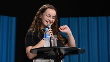 Dignidade e fé marcam pregação de Gabi Barone no Revolução Jesus