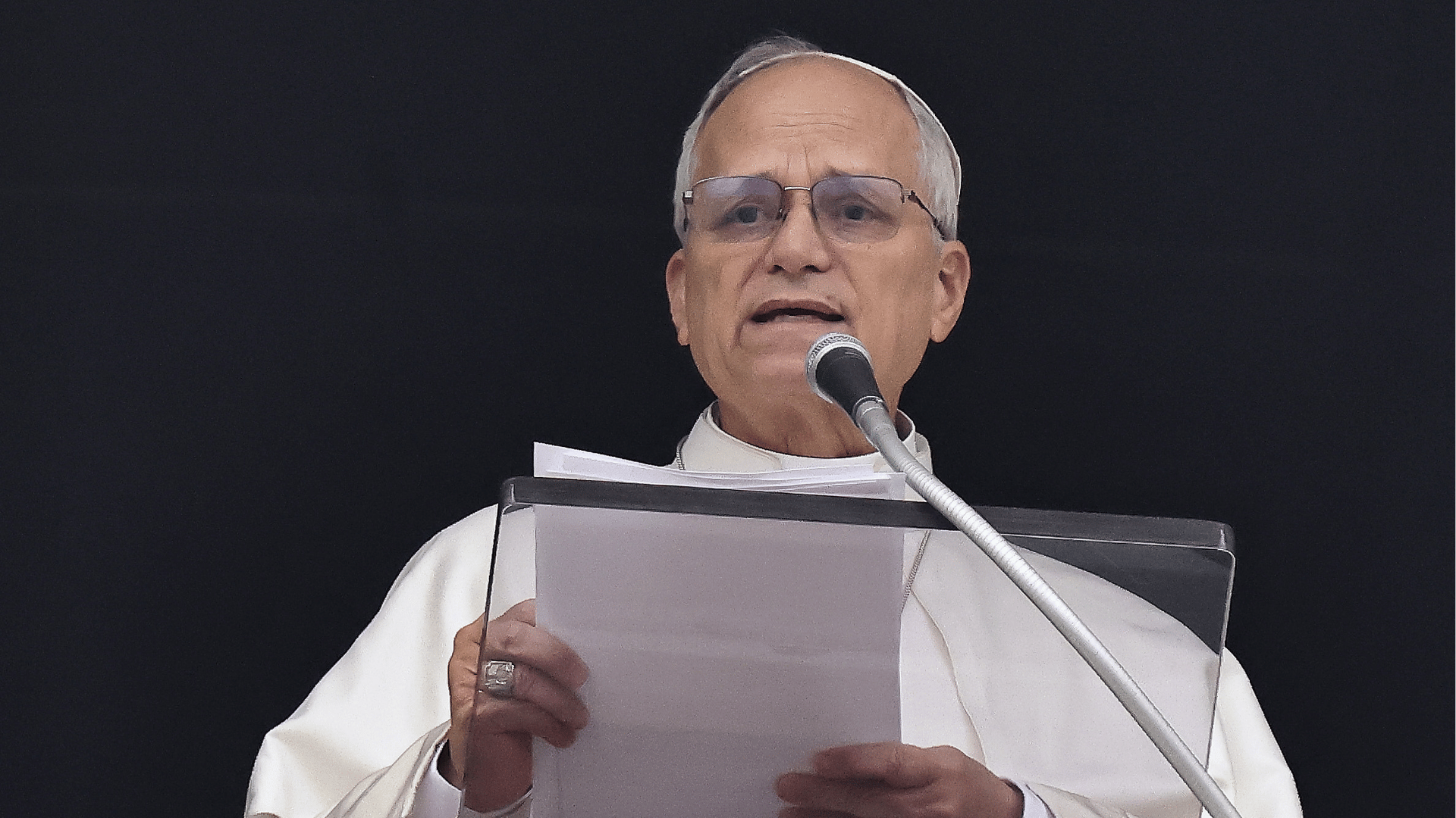 Papa fala ao microfone enquanto lê a alocução que precedeu a oração do Angelus deste domingo, 18, em um púlpito transparente.