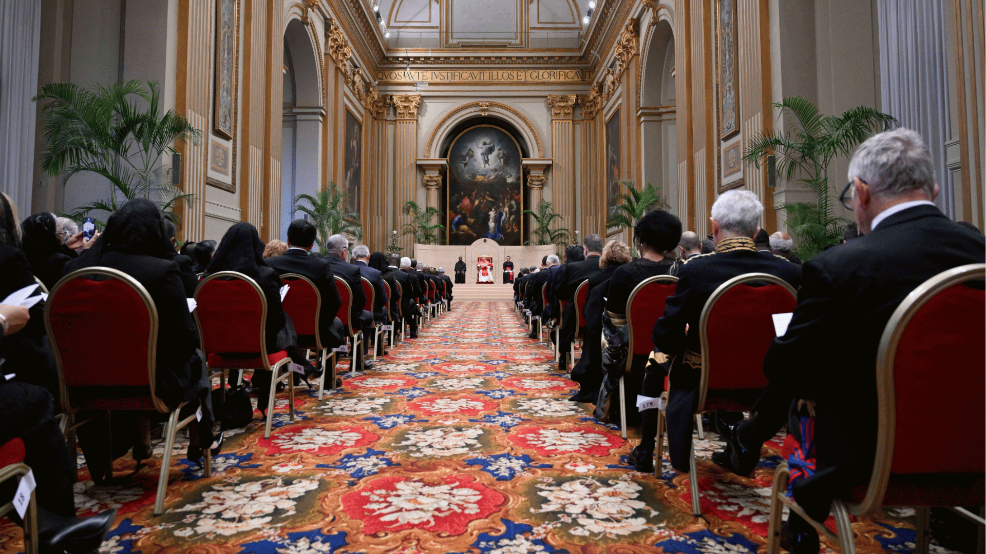 Vista geral da Sala do Vaticano durante audiência do Papa Leão XIV com o Corpo Diplomático, com autoridades sentadas em fileiras voltadas para o pontífice ao centro.