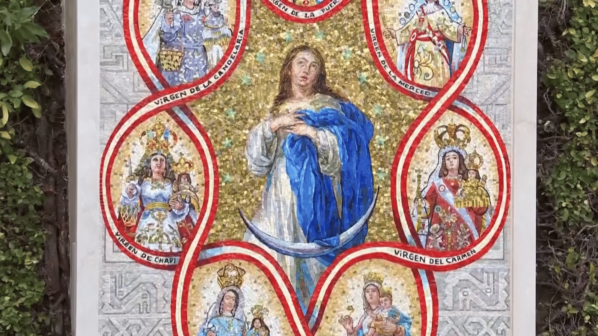 Mosaico mariano nos Jardins Vaticanos A imagem ilustra uma parte de um mosaico que tem a imagem de Nossa Senhora da Conceição ao centro, cercada por outros sete títulos e invocações da Virgem Maria, adornados por faixas vermelhas e brancas em alusão à bandeira do Peru.