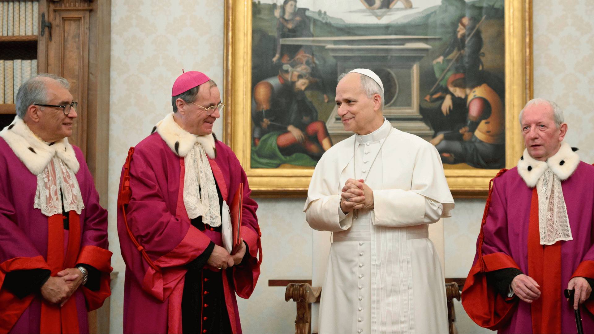 A imagem ilustra o Papa Leão XIV com suas habituais vestes pontifícias e mãos unidas junto a três auditores do Tribunal da Rota Romana, trajando vestes específicos de suas funções.
