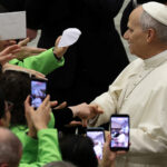 Papa pede paz em época de guerras intermináveis e divisões sociais