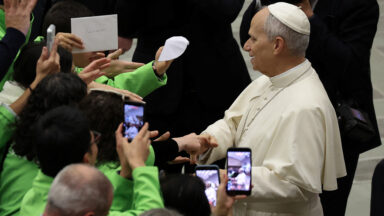 Papa pede paz em época de guerras intermináveis e divisões sociais