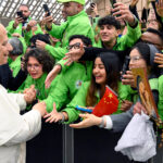 Papa: os jovens precisam de modelos autênticos de santidade