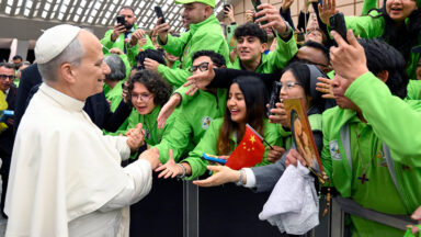 Papa: os jovens precisam de modelos autênticos de santidade
