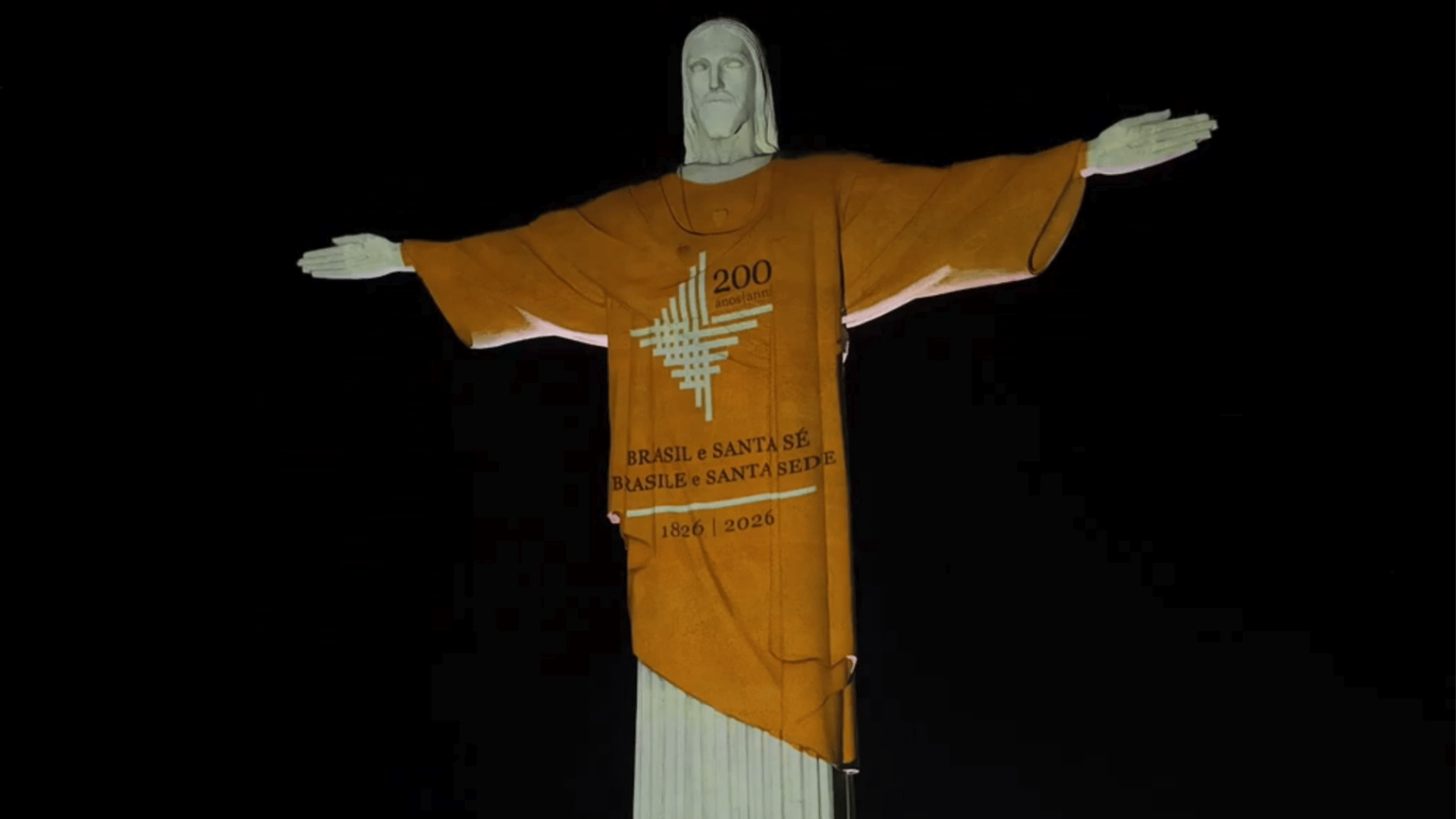 Projeção especial no Cristo Redentor A imagem ilustra o monumento ao Cristo Redentor, no Rio de Janeiro, com uma projeção de um logo em comemoração aos 200 anos de relações diplomáticas entre Brasil e Santa Sé