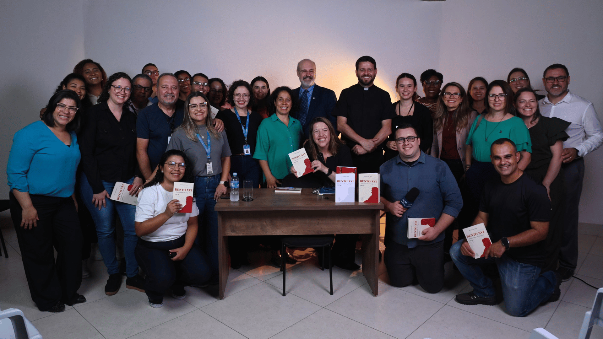 Silvonei José e profissionais do Sistema Canção Nova de Comunicação posam para a foto A imagem ilsutra um grupo de pessoas ao redor do jornalista Silvonei Jopé.