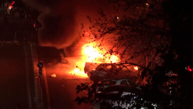 Veículos são incendiados em protestos antigovernamentais no Irã