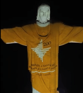 Projeção no Cristo Redentor com logotipo do bicentenário das relações diplomáticas entre Brasil e Santa Sé