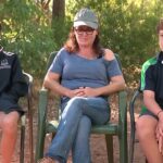 Adolescente nada quatro horas para salvar a família