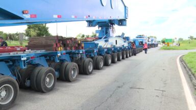 Trânsito na Via Dutra é impactado por carreta gigante