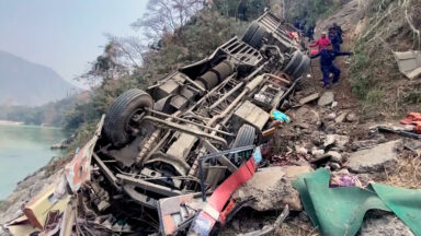 No Nepal, acidente com ônibus deixa 19 pessoas mortas