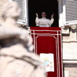 O Papa Leão XIV aparece acenando aos fiéis, de braços abertos, da janela do palácio apostólico