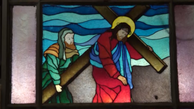 Via-Sacra leva à reflexão de onde Deus chegou por amor, diz padre