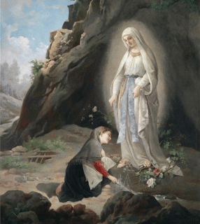A imagem é uma pintura que retrata a nona aparição da Virgem Maria a Santa Bernadette, na gruta de Massabielle. Na cena representada, a jovem encontra uma fonte de água que brota aos pés de Nossa Senhora.