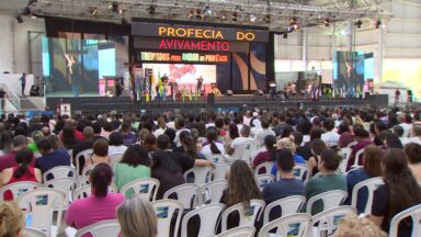 Fiéis lotam Canção Nova em fim de semana de encontros e oração