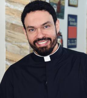 Padre Adriano Zandoná sorrindo para a foto