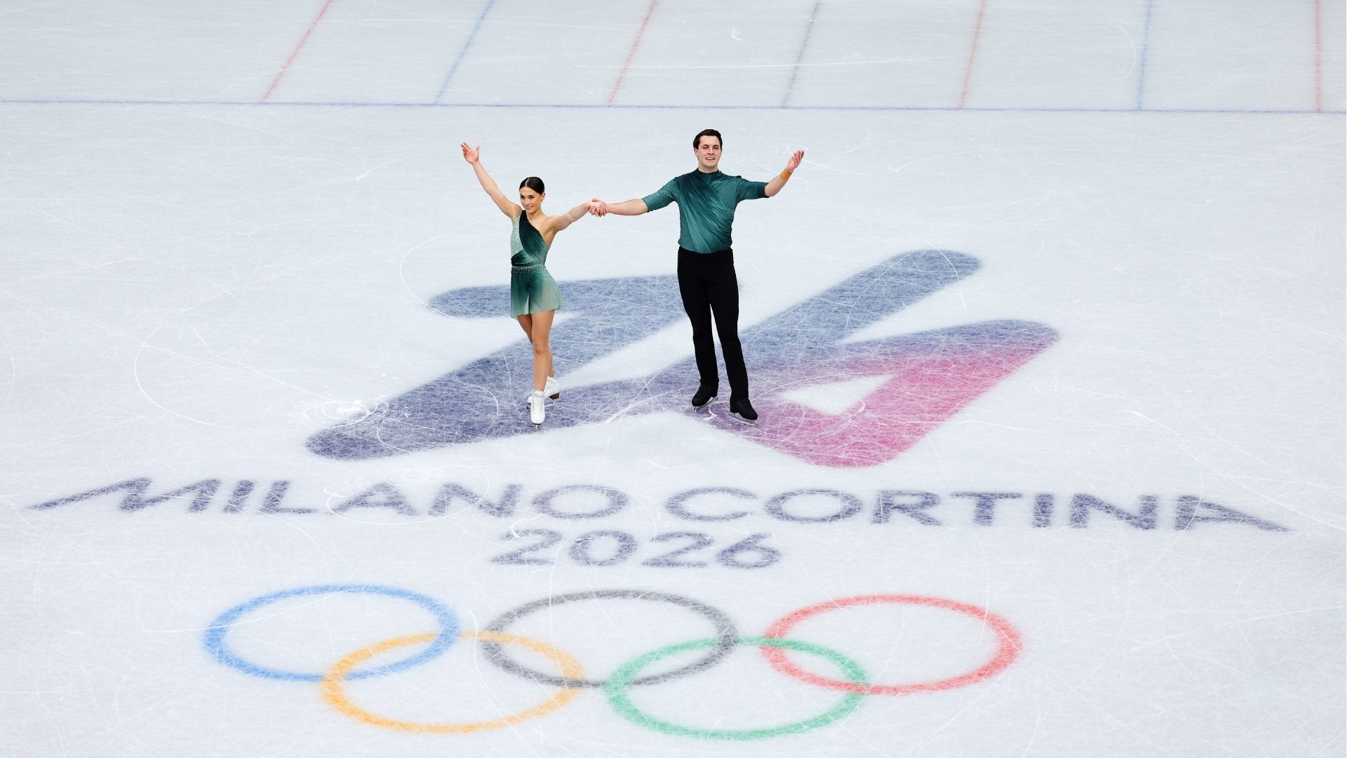 Atletas da patinação no gelo saúdam a plateia nos jogos olímpicos de inverno em Milão