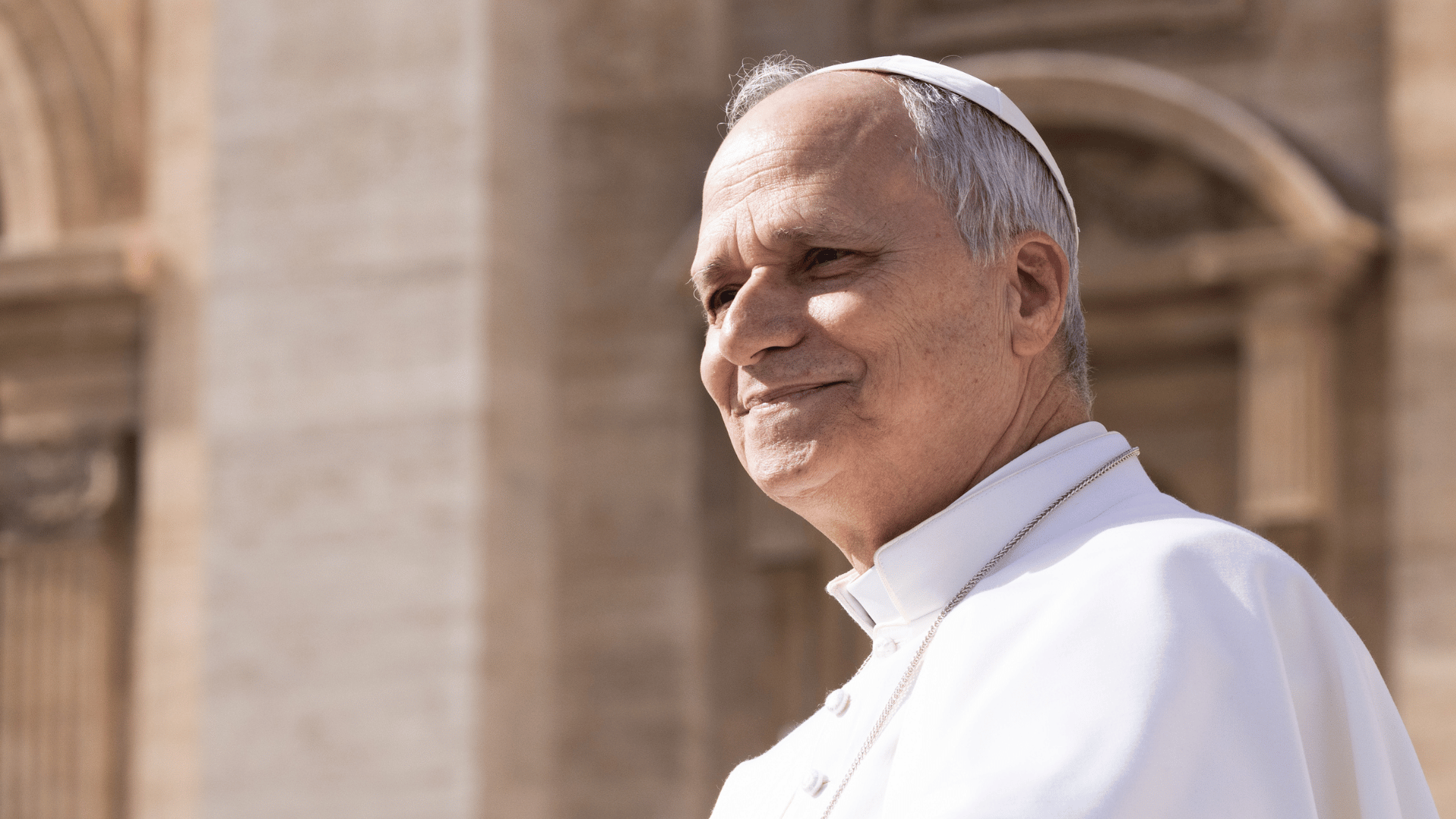 A imagem ilustra o Papa Leão XIV com suas hbaituas vestes pontifícias.