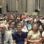 Fiéis lotam Catedral da Sé no início da Quaresma em São Paulo