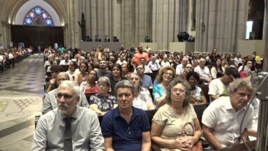 Fiéis lotam Catedral da Sé no início da Quaresma em São Paulo