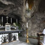 Papa visita Gruta de Lourdes para rezar pelos doentes