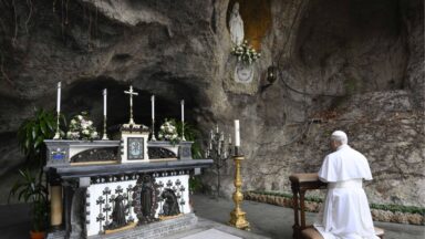 Papa visita Gruta de Lourdes para rezar pelos doentes