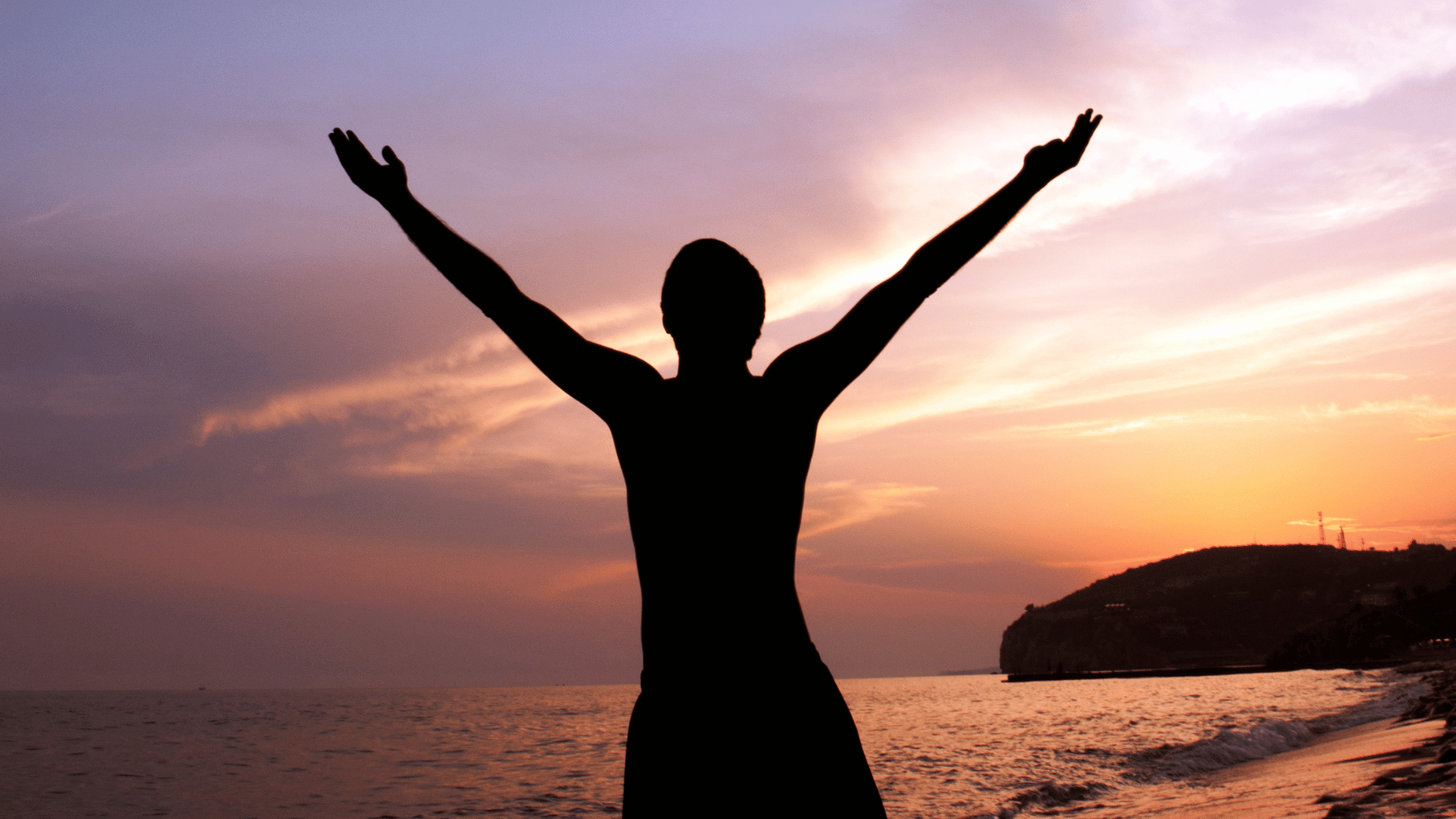A imagem ilustra a silhueta de um homem em uma praia, constrastando com o céu ao pôr do sol.