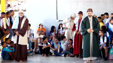 Grupo teatral realiza encenações da Paixão de Cristo em escolas