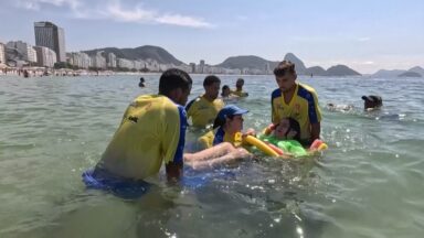 Projeto 'Praia Para Todos' leva o mar para pessoas com deficiência