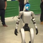Robô humanoide e cão robô são atrações em evento de tecnologia