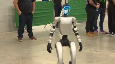 Robô humanoide e cão robô são atrações em evento de tecnologia